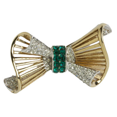 Boucher brooch in gold w/pavé & emerald glass stones