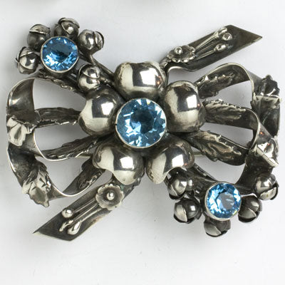 Sterling brooch adorned w/aquamarine