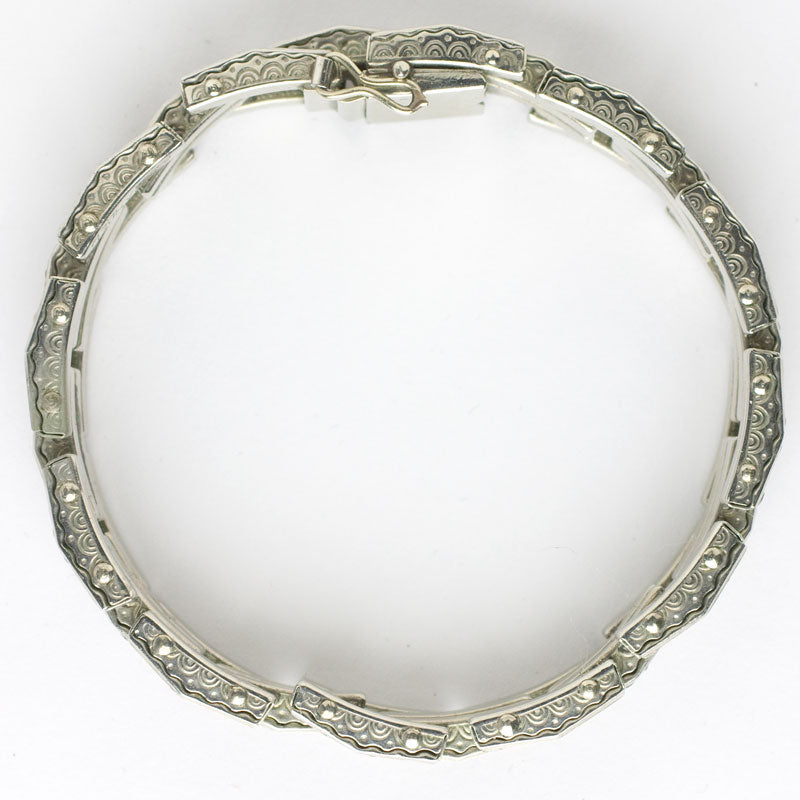 Bracelet top, showing construction